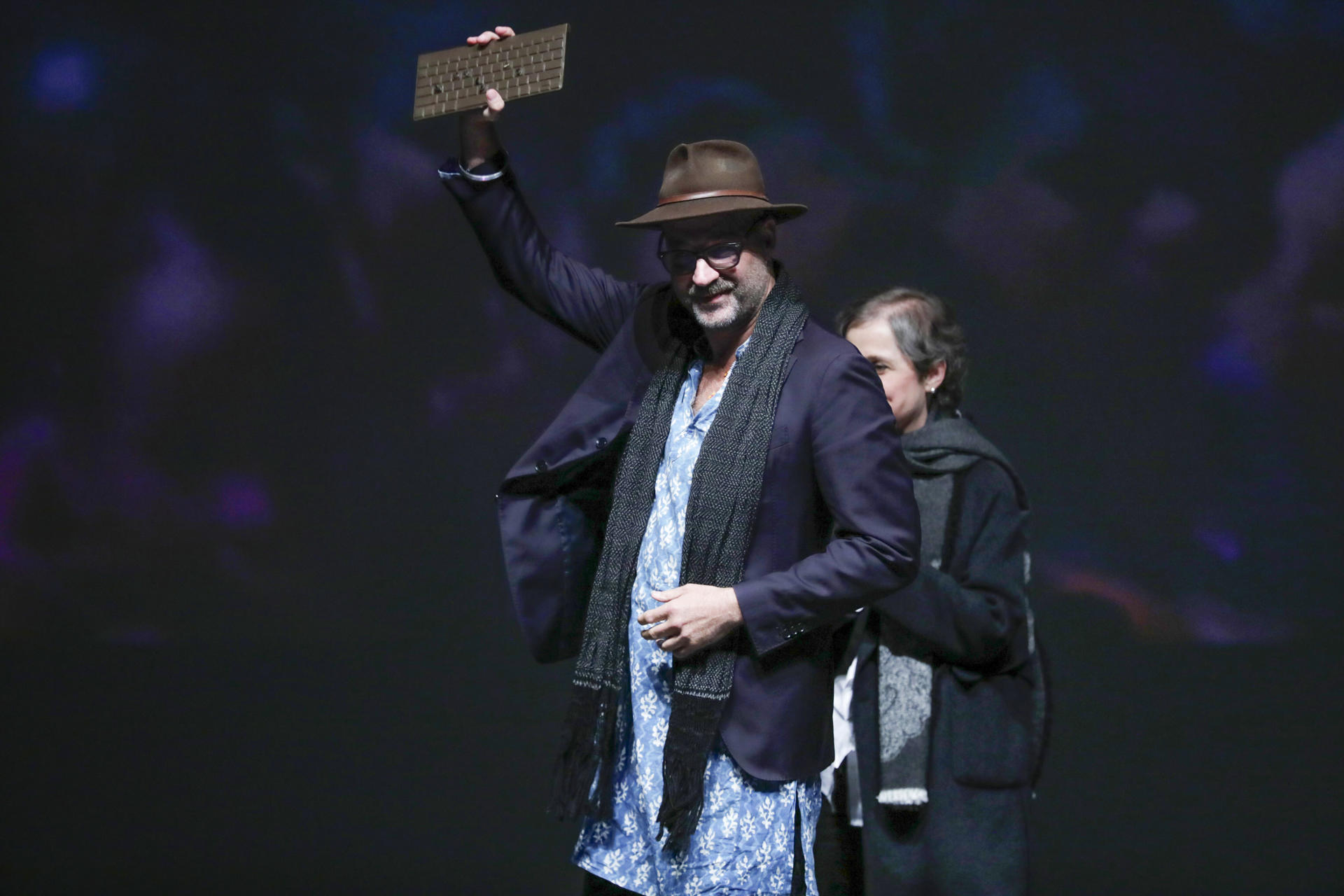 El cubano Fabien Pisani con su trabajo 'En la caliente- Historias de un Guerrero del Reguetón', recibe el reconocimiento como ganador del Premio Gabo 2025 en la categoría ‘Imagen’, durante la ceremonia de entrega realizada este sábado en el Teatro Jorge Eliécer Gaitán, en Bogotá (Colombia). EFE/Carlos Ortega