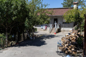 Vista del lugar donde un hombre que vivía en la casa en la que apareció muerta una trabajadora social de 48 años en O Porriño (Pontevedra), ha sido detenido y trasladado al hospital. Según ha informado la Subdelegación del Gobierno este martes, el presunto autor del crimen fue evacuado al hospital Álvaro Cunqueiro de Vigo para una evaluación psiquiátrica. La Guardia Civil investiga la muerte de la trabajadora social en el lugar en el que desarrollaba su trabajo, en Atios, han indicado a EFE fuentes de la investigación.-EFE/ Salvador Sas