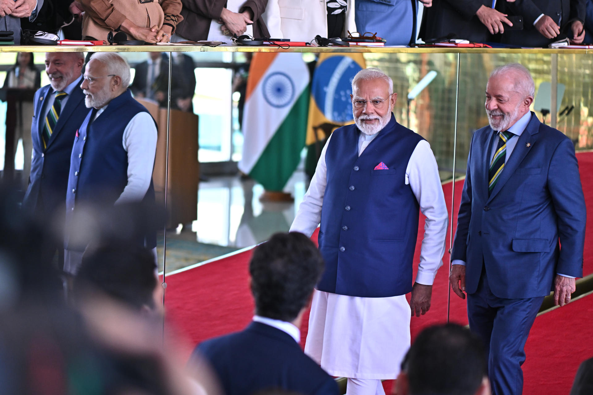 El presidente de Brasil, Luiz Inácio Lula da Silva (d), junto del primer ministro de la India, Narendra Modi, participan en una ceremonia este 8 de julio de 2025, en el Palacio de Alvorada en Brasilia (Brasil). EFE/Andre Borges