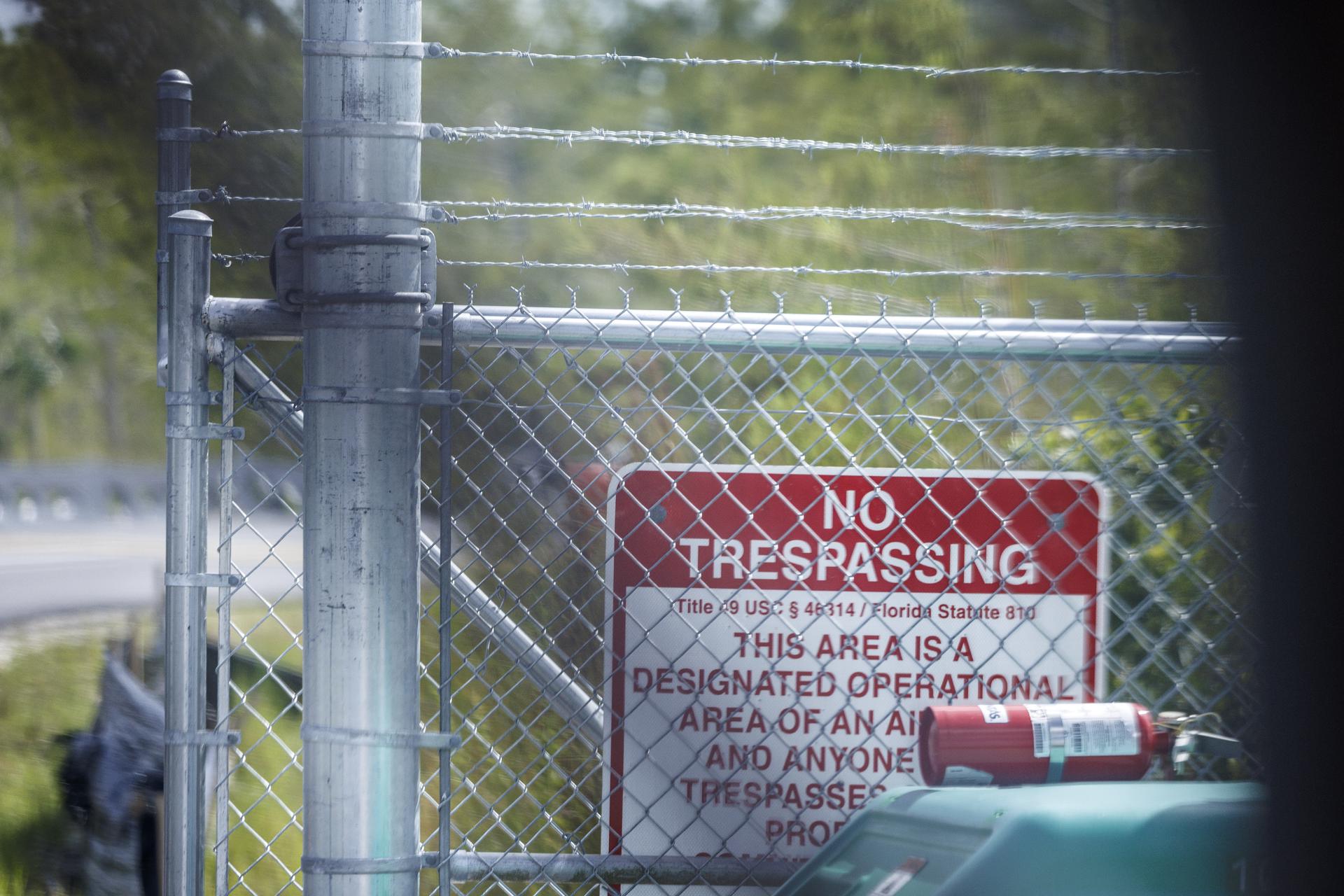 Un detalle de las vallas y alambres colocados alrededor de 'Alligator Alcatraz', en Florida, EE.UU. EFE/CRISTOBAL HERRERA-ULASHKEVICH
