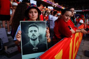 Aficionados portugueses rinden homenaje al fallecido futbolista portugués Diogo Jota y a su hermano André Silva, fallecidos el 3 de julio en un accidente de tráfico en España, antes del partido de fútbol de la Eurocopa femenina de la UEFA 2025 entre España y Portugal, en Berna, Suiza, el 3 de julio de 2025. EFE/EPA/NUNO VEIGA