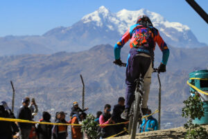 Un ciclista participa del Challenge Downhill 4.000 en La Paz (Bolivia). EFE/Gabriel Márquez
