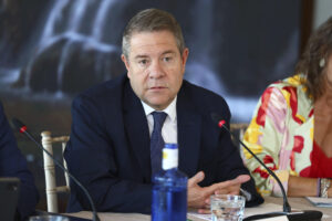 El presidente de Castilla-La Mancha, Emiliano García-Page, preside este jueves la sexta reunión de la Mesa Regional del Agua, que congrega en Toledo a representantes de los sectores agrarios, sociales, económicos, ambientales, científicos, institucionales y políticos de la región. EFE/ Ismael Herrero