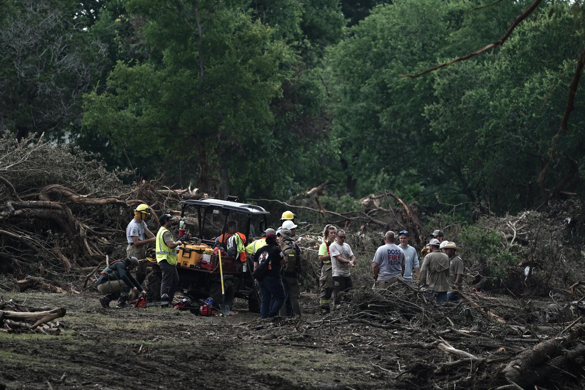 Rescatistas buscan en un área a lo largo del río Guadalupe cerca del Blue Oak RV Park en Ingram, Texas, EE.UU., este 7 de julio de 2025. EFE/EPA/DUSTIN SAFRANEK
//////////
INGRAM (United States), 07/07/2025.- First responders search an area along the Guadalupe river near Blue Oak RV Park in Ingram, Texas, USA, 07 July 2025. At least 91 people have been killed in floods in central Texas, the White House preess secretary said on 07 July. At least 27 of them died when floodwaters swept through a summer camp and nearby homes on early 04 July. (Inundaciones) EFE/EPA/DUSTIN SAFRANEK
