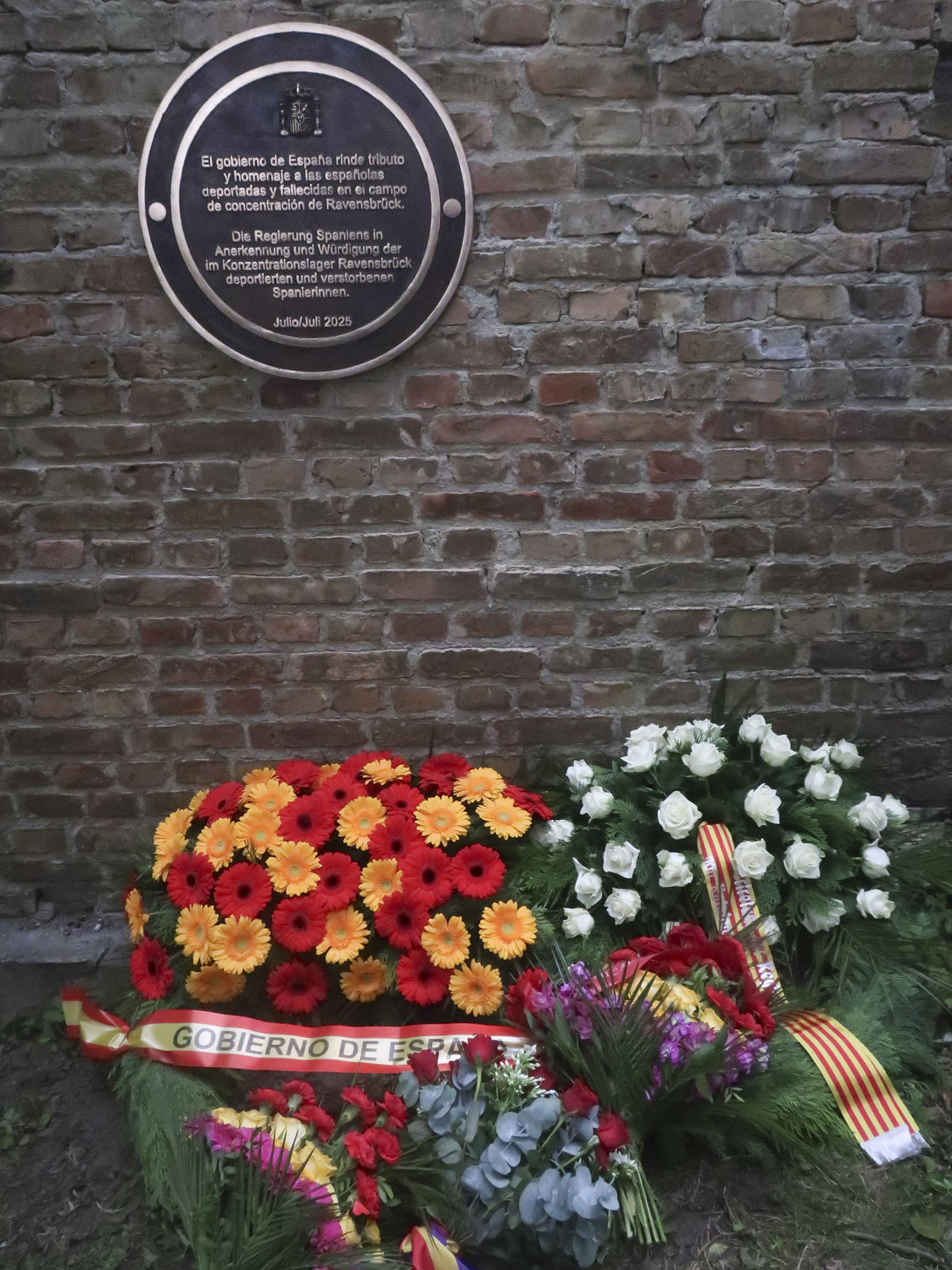 Vista de la placa en homenaje a las cerca de 200 republicanas españolas deportadas al campo de concentración nazi de Ravensbrück que ha sido colocada este jueves, en un acto al que ha asistido el ministro de Política Territorial y Memoria Democrática de España, Ángel Víctor Torres. EFE/ Lucas Rubio Albizu