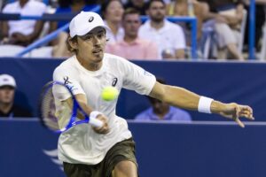 Alex de Minaur venció a Corentin Moutet y jugará la final del DC Open en Washington. EFE/EPA/JIM LO SCALZO