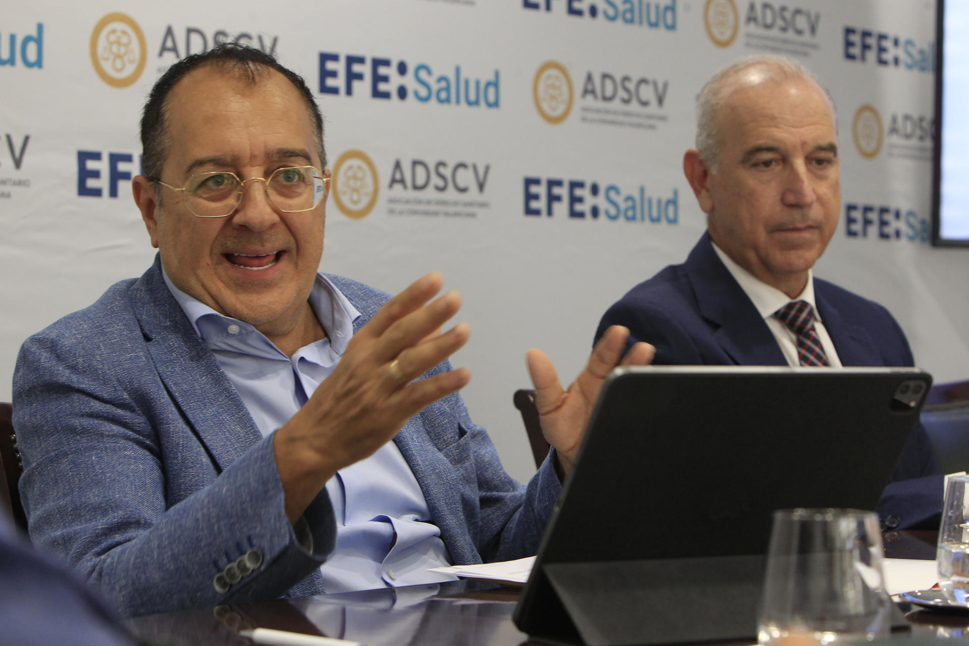 El presidente de la Asociación de Derecho Sanitario de la Comunitat Valenciana (ADSCV), Carlos Fornes (izqda), junto al presidente del Colegio de Médicos de Alicante, Herman Schwarz, durante el Foro EFE "Pseudoterapias en internet". EFE/ Pep Morell
