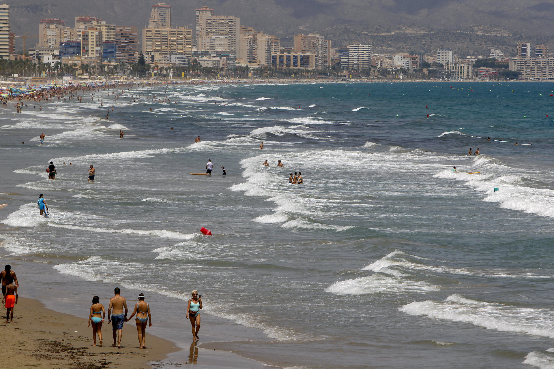 Vista general de una playa de Alicante, en una fotografía de archivo. EFE/Morell