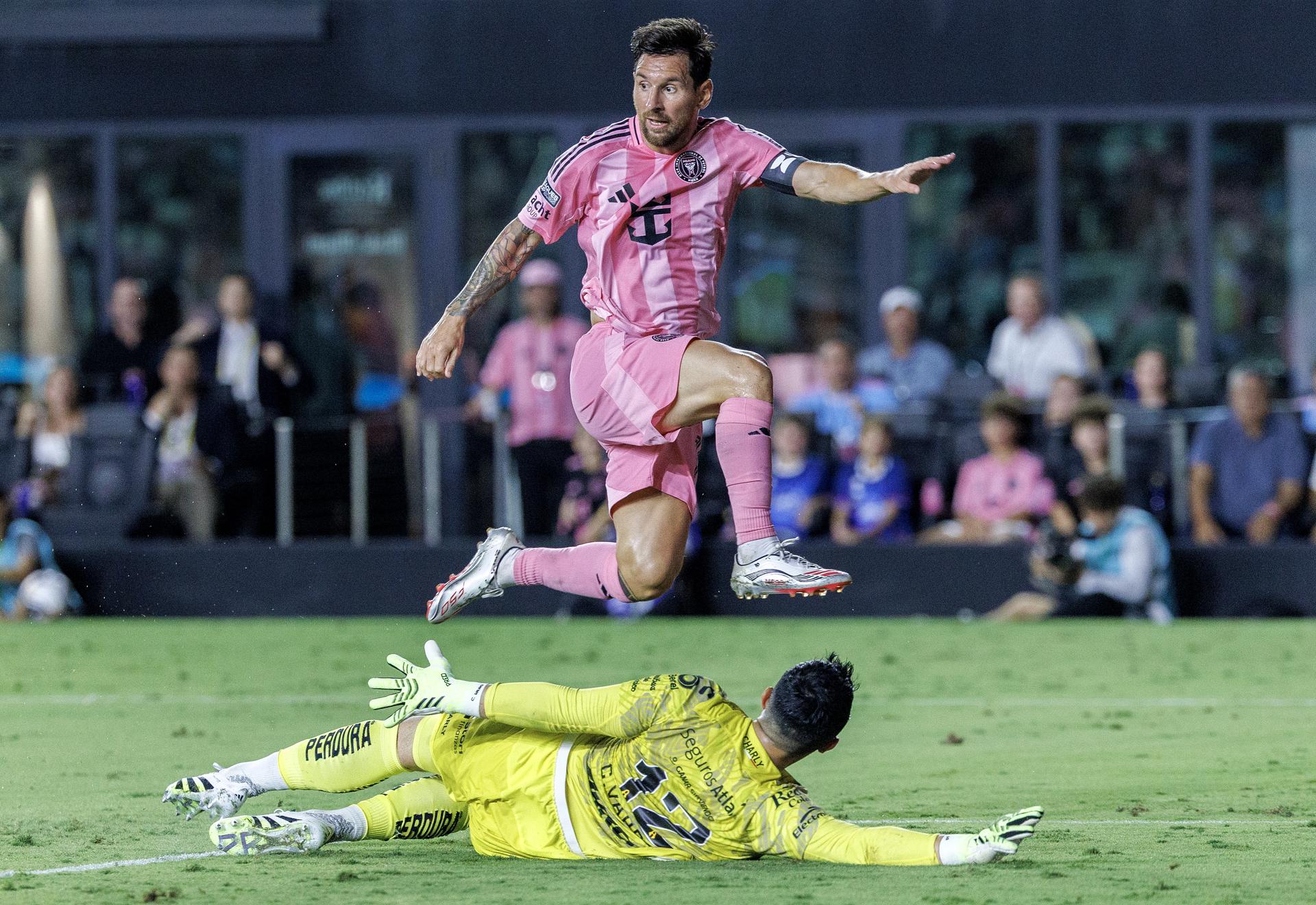 El argentino Lionel Messi elude al guardameta de Atlas, el colombiano Camilo Vargas, durante el partido de la Leagues Cup que Inter Miami ganó este miércoles por 2-1 en Fort Lauderdale (Florida). EFE/EPA/CRISTOBAL HERRERA-ULASHKEVICH