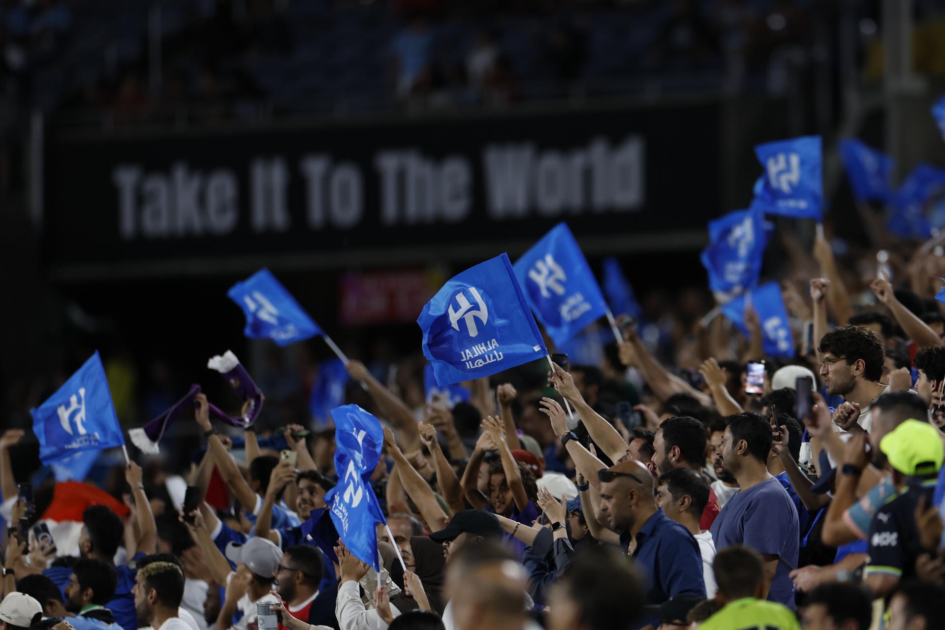 Los aficionados de Al Hilal celebran un gol durante la segunda mitad del partido de la Copa Mundial de Clubes de la FIFA 2025 entre Manchester City y Al Hilal en Orlando, Florida (EE.UU.). EFE/MIGUEL RODRIGUEZ