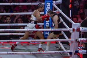 La puertorriqueña Amanda Serrano (i) durante la pelea contra la irlandesa Katie Taylor. EFE/Ángel Colmenares