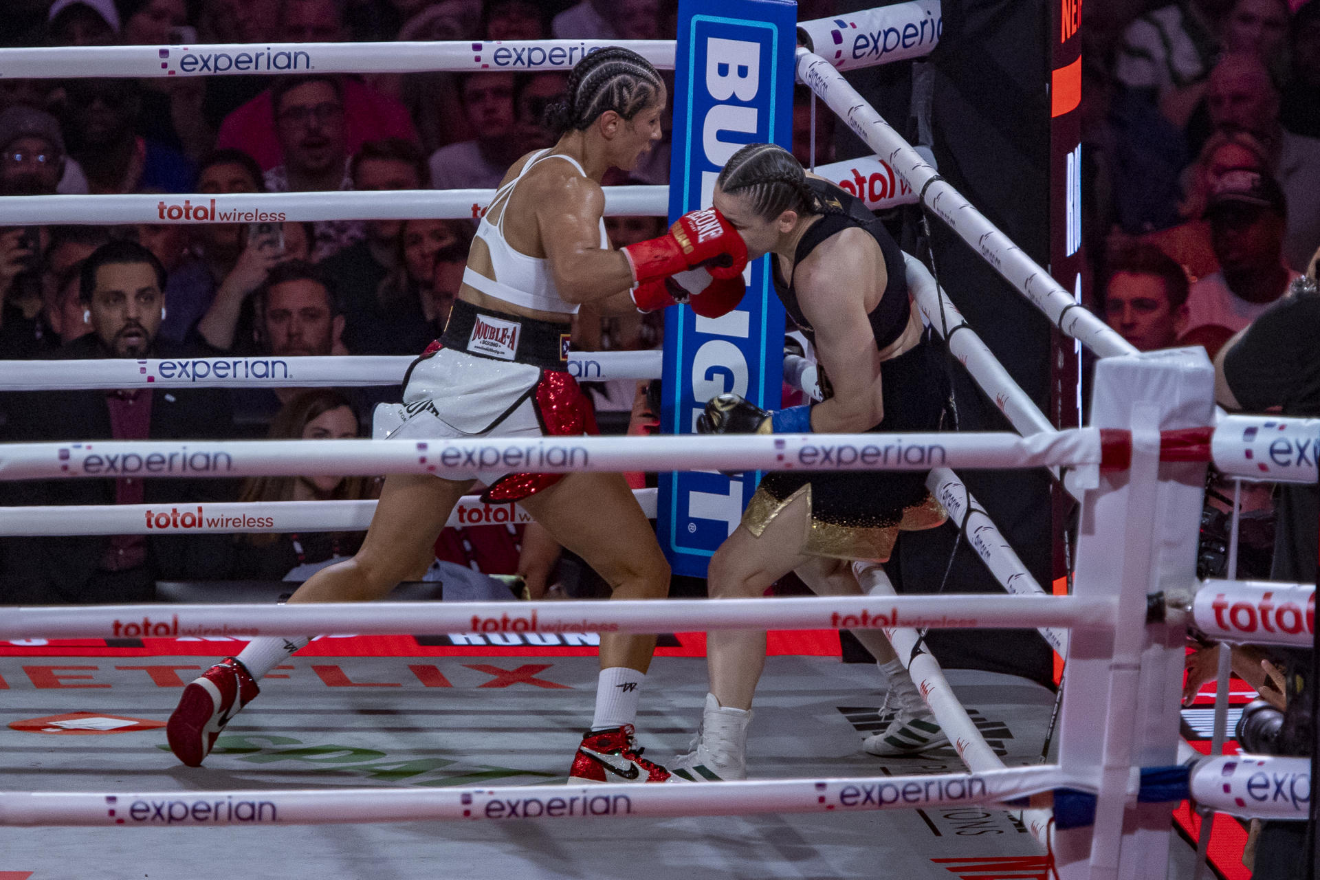 La puertorriqueña Amanda Serrano (i) durante la pelea contra la irlandesa Katie Taylor. EFE/Ángel Colmenares