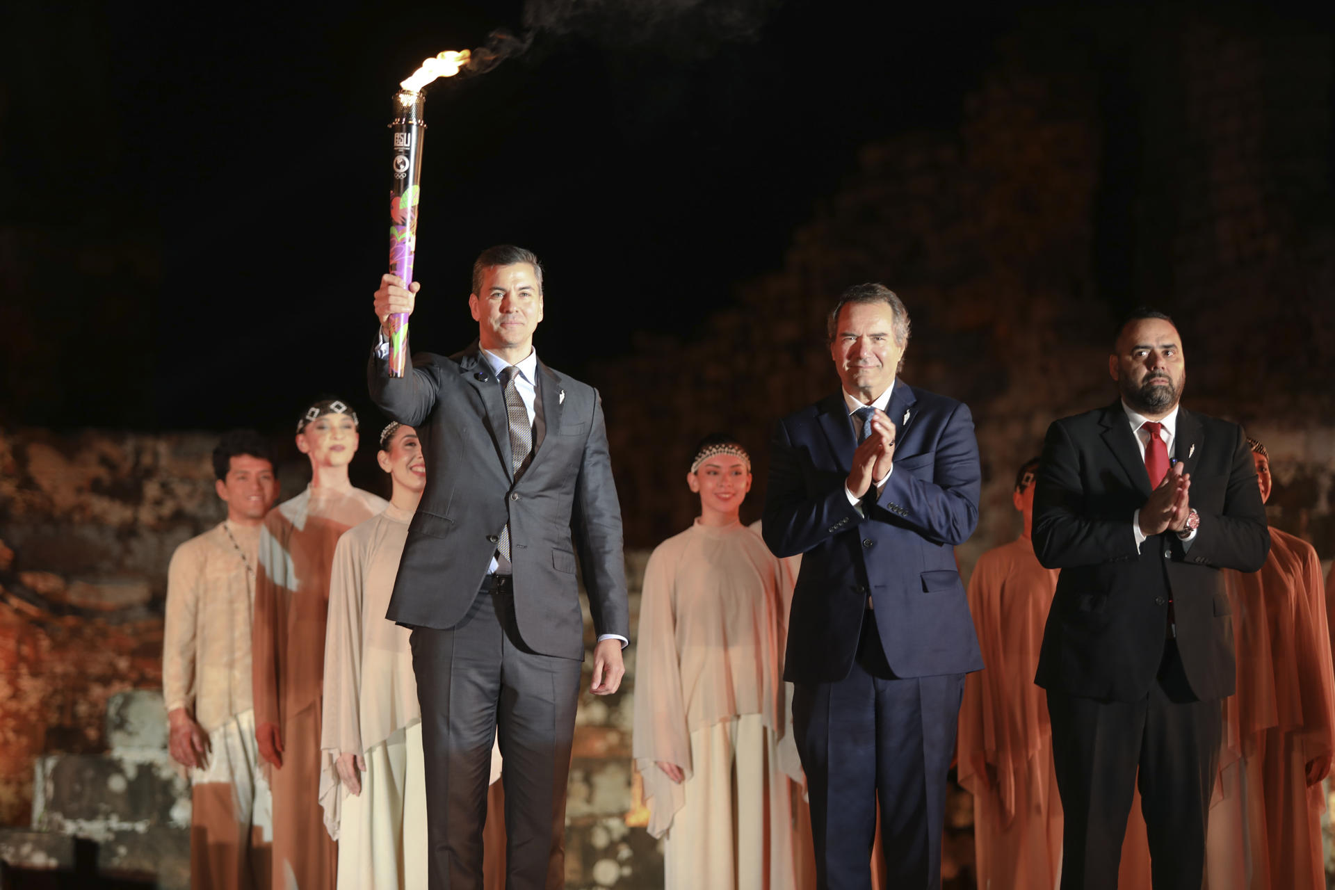 Fotografía cedida por Panam Sports donde se observa al Presidente de Paraguay, Santiago Peña (i) y el Presidente de Panam Sports, Neven Ilic (c), con la ‘Llama Panamericana’ de los Juegos Panamericanos Junior 2025, en la Misión Jesuítica de Santísima Trinidad (Paraguay). EFE/ Panam Sports /SOLO USO EDITORIAL/ NO VENTAS/ SOLO DISPONIBLE PARA ILUSTRAR LA NOTICIA QUE ACOMPAÑA (CRÉDITO OBLIGATORIO)