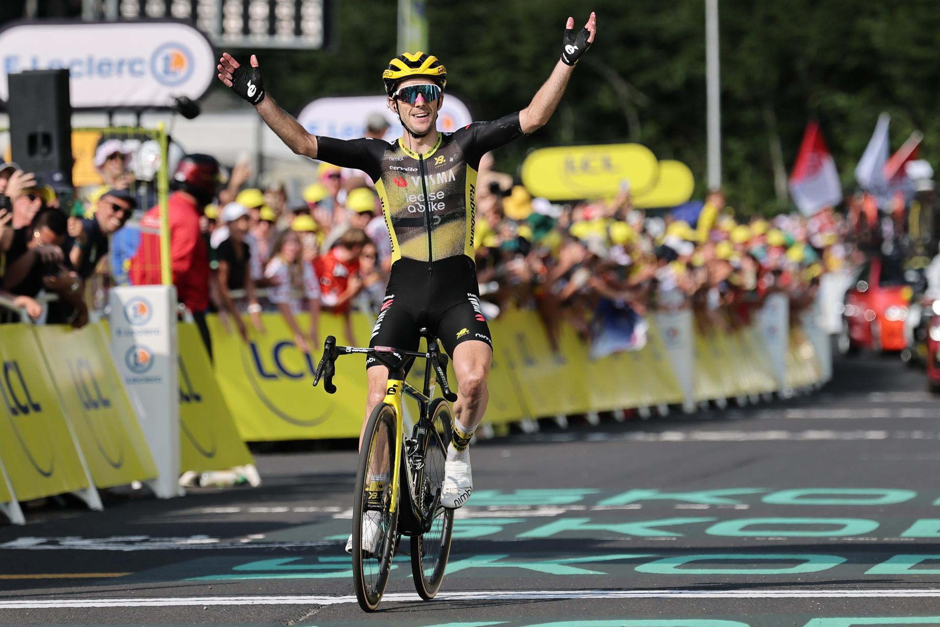 El corredor británico Simon Yates, del Team Visma-Lease, celebra la victoria en la décima etapa con final en Le Mont Dore Puy de Sancy. EFE/EPA/Christophe Petit Tesson