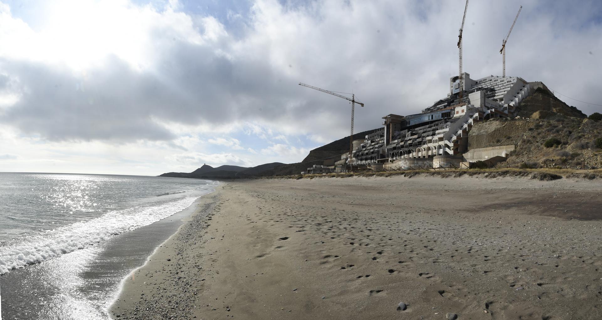 Imagen de archivo del hotel Azata del Sol en el paraje de El Algarrobico. EFE/ Carlos Barba