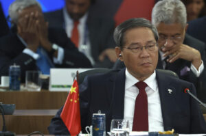 El primer ministro de China Li Qiang, participa durante la cumbre de los BRICS este domingo, en Río de Janeiro (Brasil). EFE/Antonio Lacerda