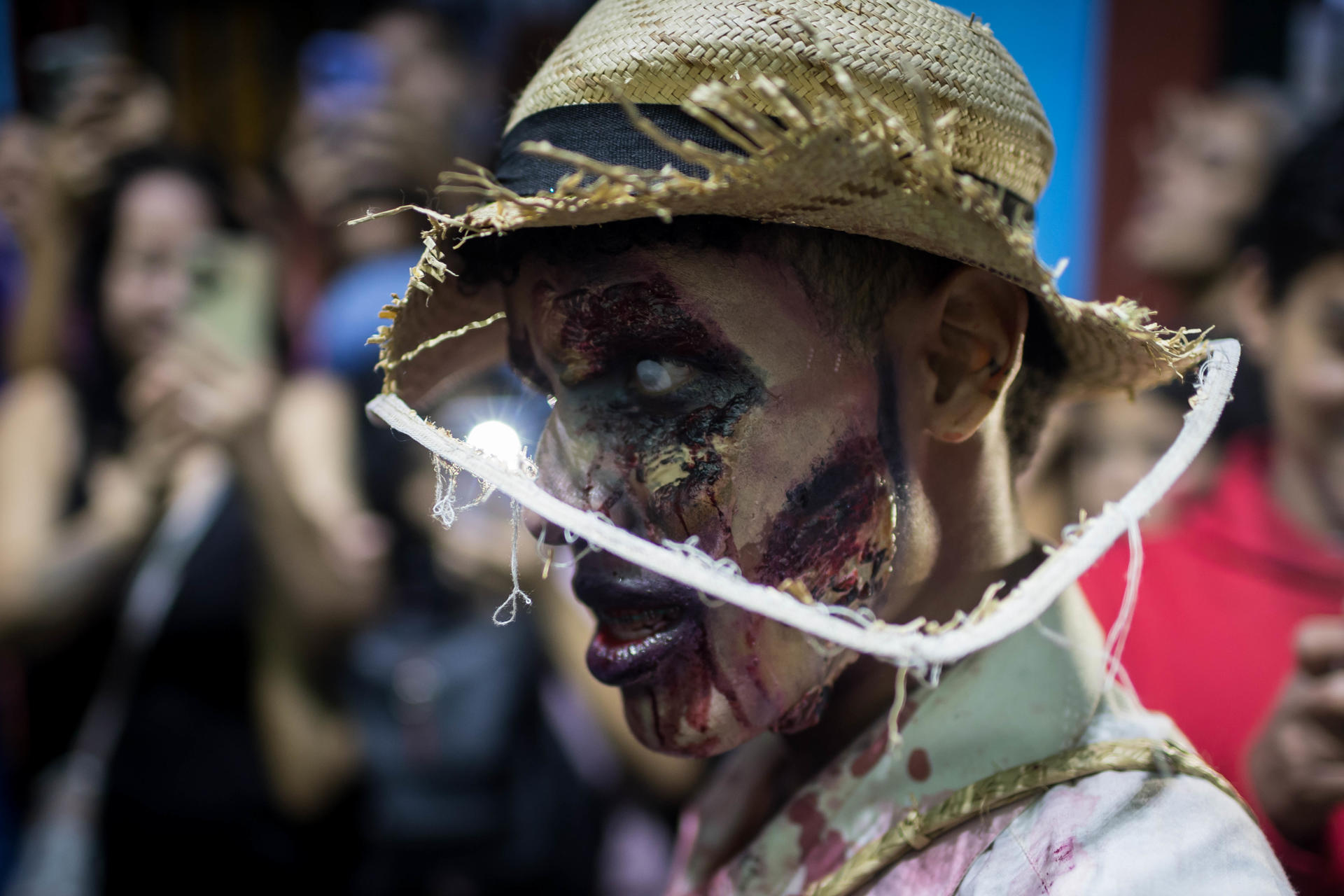 Un actor participa en la actividad 'Ruta del Terror´ este miércoles, en la zona colonial de Petare, en Caracas (Venezuela). EFE/ Miguel Gutiérrez
