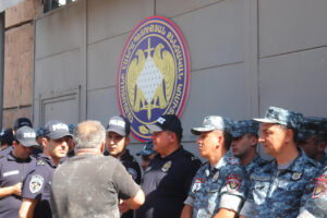 Un tribunal de Ereván dictó este jueves dos meses de arresto contra el arzobispo de la Iglesia apostólica armenia Bagrat Galstanián, líder del movimiento de protesta 'Lucha Sagrada', acusado de planear atentados terroristas e intento de usurpar el poder, informó Hovanés Judoyán, uno de sus abogados. EFE/ Beatriz Arslanián