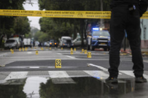 Un agente de la Policía Nacional Civil custodia la zona donde se registró un ataque armado este miércoles, en Ciudad de Guatemala (Guatemala). EFE/ Mariano Macz