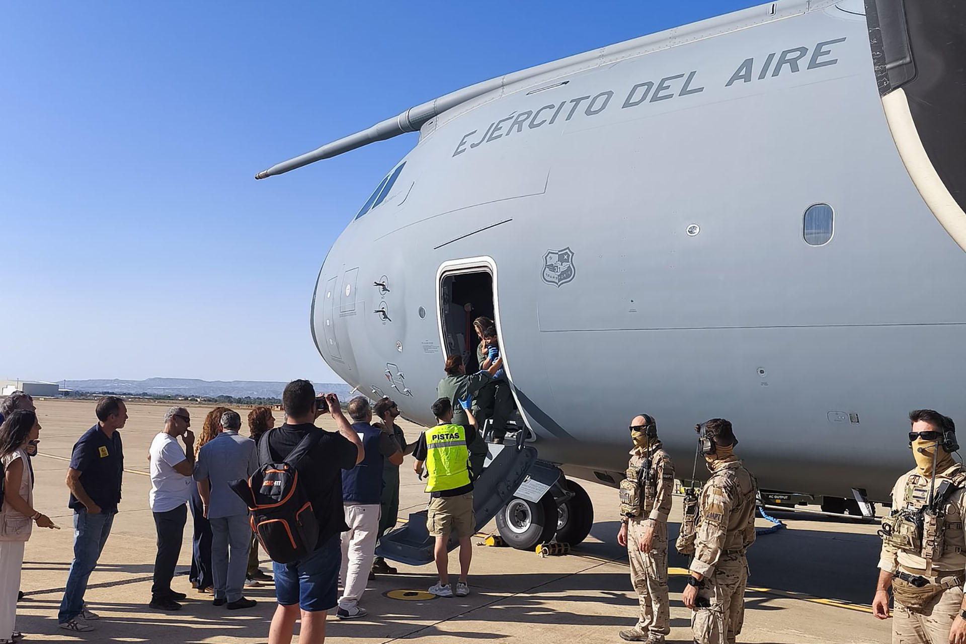 Trece menores y un adulto gazatíes con enfermedades o heridas, acompañados de 44 familiares, aterrizaron este jueves a la Base Aérea de Zaragoza (este de España) para ser tratados en hospitales de distintos puntos del territorio español, informó el Ministerio de Sanidad. EFE/Mº de Defensa SOLO USO EDITORIAL/SOLO DISPONIBLE PARA ILUSTRAR LA NOTICIA QUE ACOMPAÑA (CRÉDITO OBLIGATORIO)
