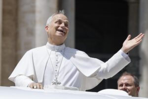 El papa León XIV saluda sonriente desde el papamóvil a los fieles durante su audiencia general semanal en la Plaza de San Pedro, en la Ciudad del Vaticano, el 30 de julio de 2025. EFE/EPA/FABIO FRUSTACI