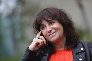 La escritora española Rosa Montero habla durante una entrevista con EFE este viernes, en Lima (Perú). EFE/ Paolo Aguilar