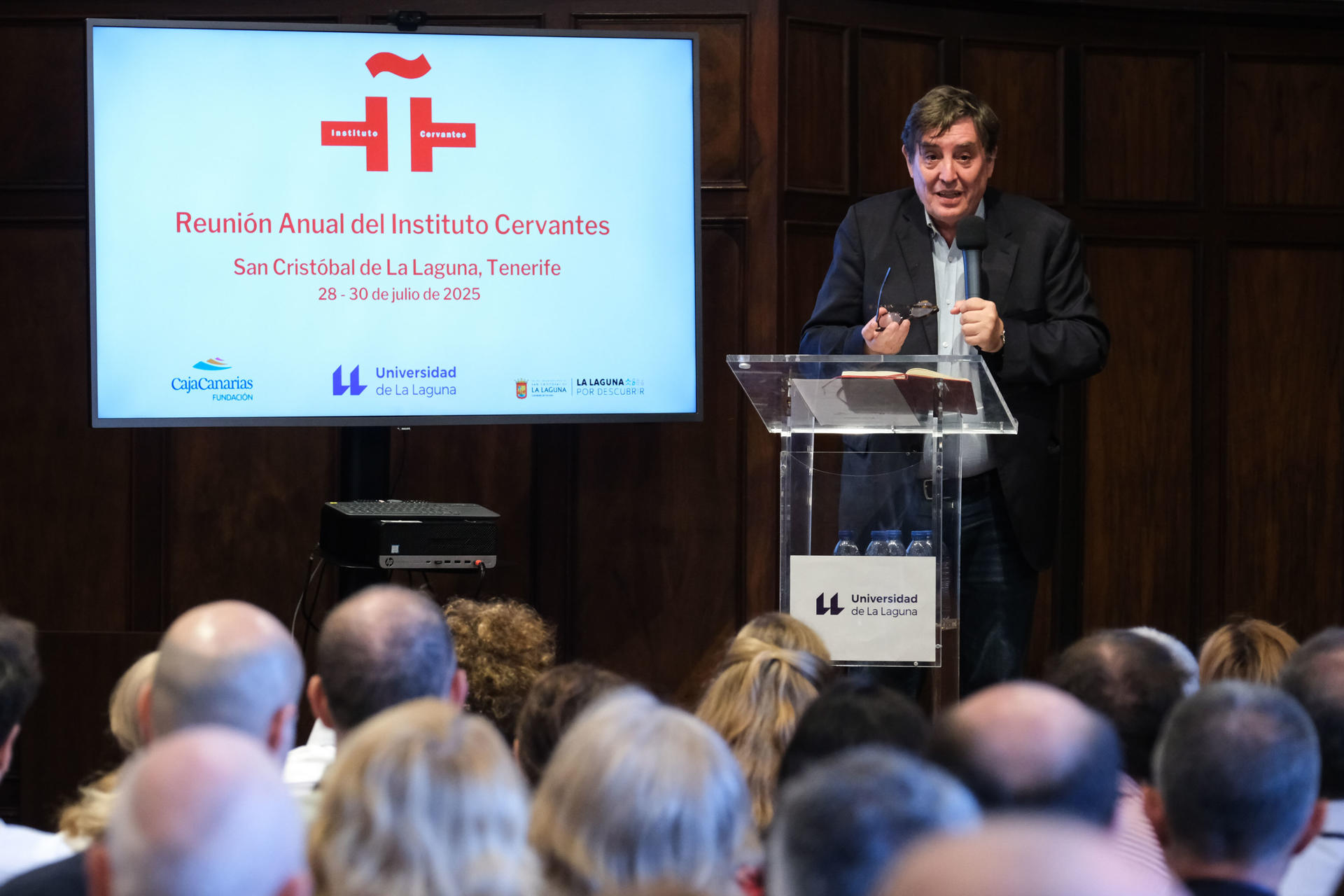 El director del Instituto Cervantes, Luis García Montero, participa este miércoles en el acto de cierre y presentación de conclusiones de la reunión anual de directores del centro que se ha celebrado durante tres días por primera vez en Canarias. EFE/Alberto Valdés
