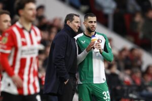 Fotografía de Maurice van Steen, en la que puede verse en una imagen de archivo del 22 de diciembre de 2024 a David Hancko (d), próximo jugador del Atlético de Madrid, como futbolista del Feyenoord. EFE