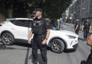 GRANADA, 25/07/2025.- El coche de Juana Rivas a la salida del juzgado donde ha entregado este viernes a su hijo menor, de 11 años, a su padre, el italiano Francesco Arcuri, que tiene su custodia, en cumplimiento de una orden judicial y tras un primer intento fallido que obligó a aplazar a hoy el intercambio. EFE/Pepe Torres.