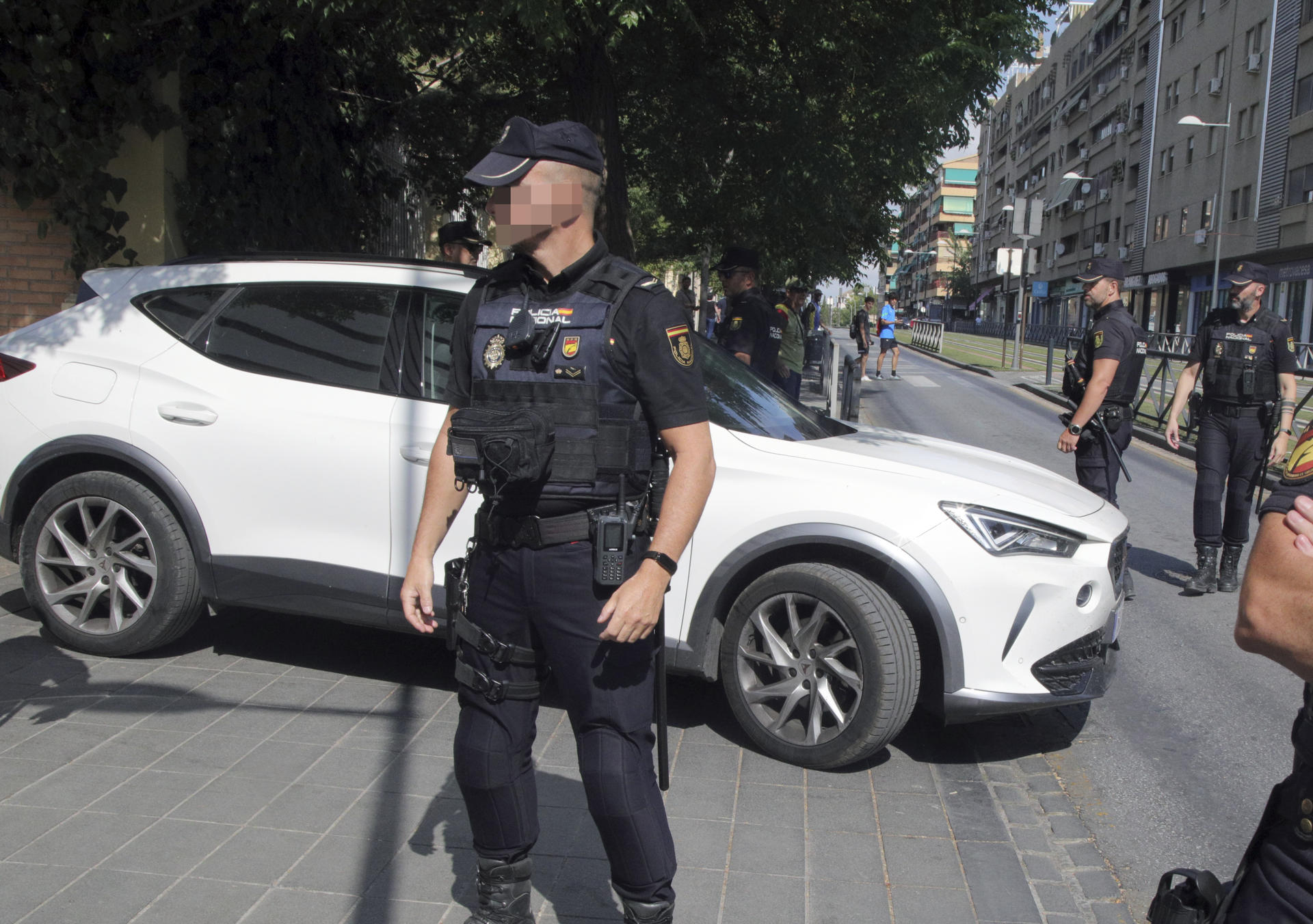 GRANADA, 25/07/2025.- El coche de Juana Rivas a la salida del juzgado donde ha entregado este viernes a su hijo menor, de 11 años, a su padre, el italiano Francesco Arcuri, que tiene su custodia, en cumplimiento de una orden judicial y tras un primer intento fallido que obligó a aplazar a hoy el intercambio. EFE/Pepe Torres.