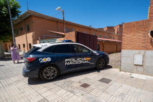 Antolin, el chico que acusado de matar a su padre, entra custodiado por la Policía Nacional en los juzgados para realizar declaraciones este martes, en Aranda de Duero (Burgos). El joven de 23 años que el pasado sábado fue detenido como supuesto autor de la muerte de su padre, de 56 años, a quien agredió con un arma blanca en el cuello en la localidad burgalesa de Aranda de Duero, ha pasado a primera hora de esta tarde a disposición judicial. EFE/ Paco Santamaría