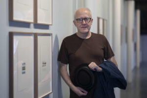 El artista Juan Uslé durante la inauguración de su exposición Un viaje paralelo, compuesta por unas 150 acuarelas, acrílicos y collages que pueblan tres salas de la Torre de Don Borja, en Santillana del Mar (Cantabria), este sábado. EFE/ Pedro Puente Hoyos