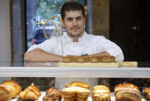 No parece sencillo abrir dos pastelerías en menos de tres meses, pero Santiago Yáñez lo ha logrado con una propuesta basada en una lista reducida de productos, pero en los que impera la máxima calidad. EFE/ Kiko Delgado