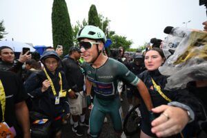 El líder de la clasificación por puntos, el italiano Jonathan Milan (Lidl Trek) (c) celebra su victoria de este miércoles, en el esprint de la 17ª etapa del Tour de Francia. EFE/DARIO BELINGHERI / POOL