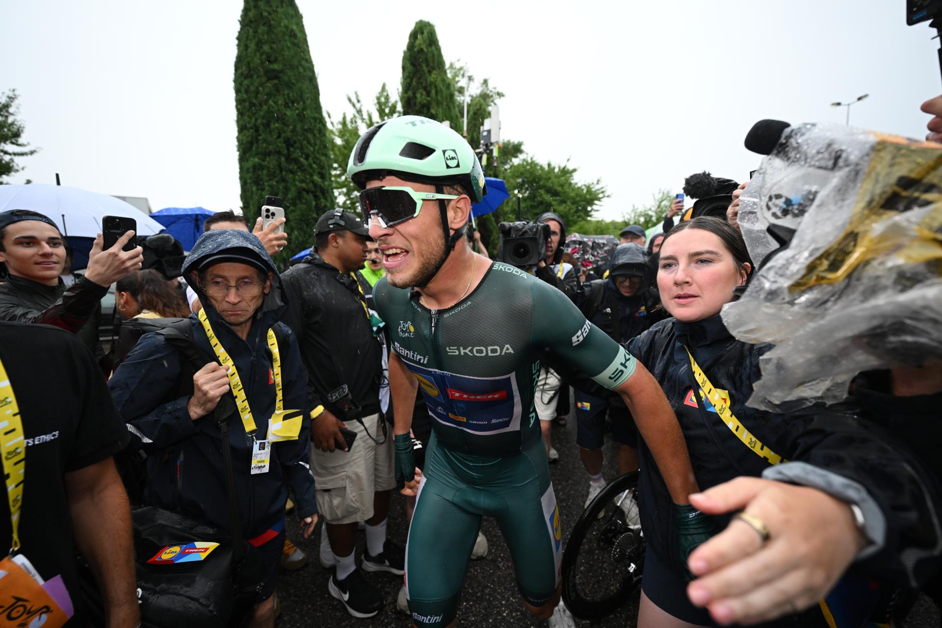 El líder de la clasificación por puntos, el italiano Jonathan Milan (Lidl Trek) (c) celebra su victoria de este miércoles, en el esprint de la 17ª etapa del Tour de Francia. EFE/DARIO BELINGHERI / POOL