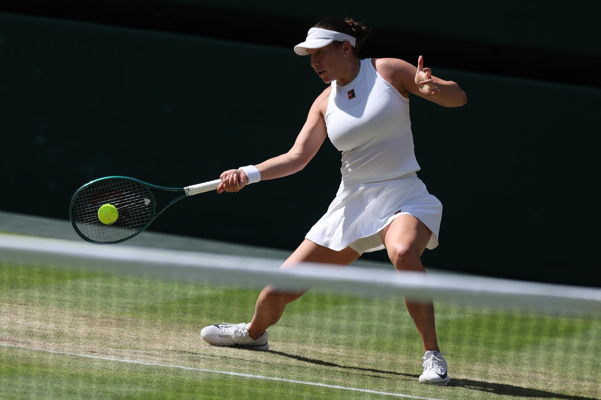 La estadounidense Amanda Anisimova jugará su primera final de Grand Slam en Wimbledon al sorprender a la favorita, la bielorrusa Aryna Sabalenka. EFE/EPA/NEIL HALL