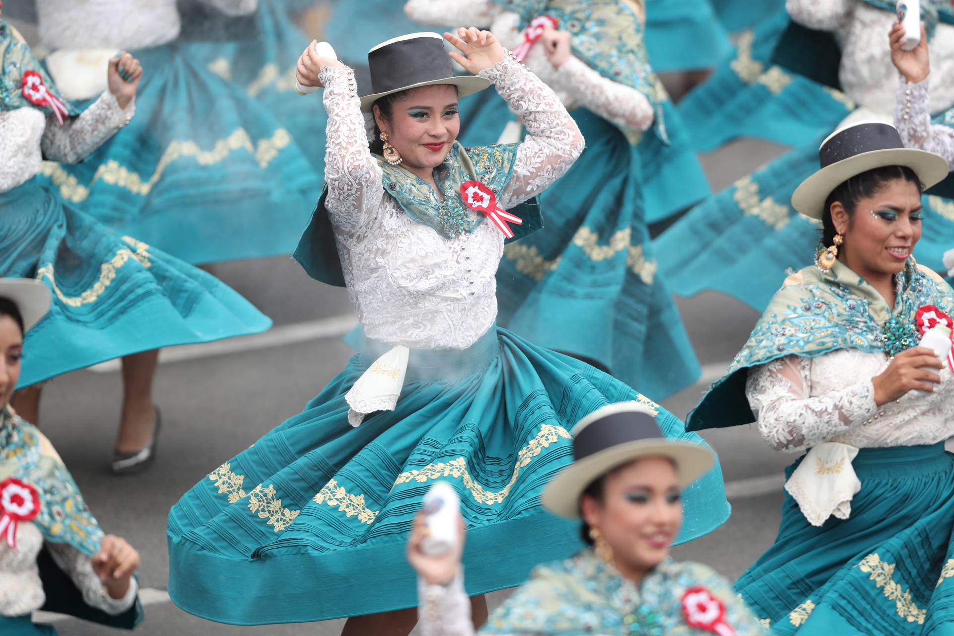 Personas participan durante la celebración del gran desfile cívico-militar, con motivo de los 204 años de la independencia de Perú este martes, en Lima (Perú). EFE/Paolo Aguilar