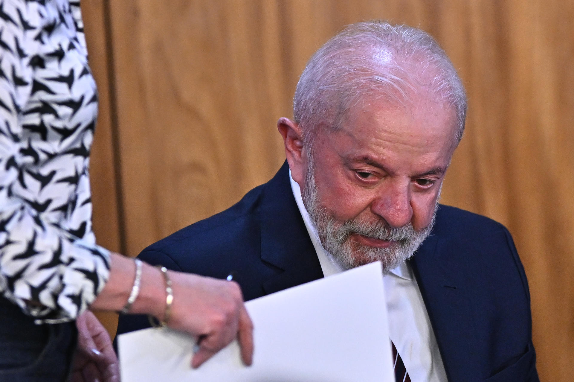El presidente de Brasil, Luiz Inácio Lula da Silva, participa en la ceremonia de sanción del proyecto de ley complementaria que regula el programa 'Acredita Exportar' este lunes, en el Palacio del Planalto en Brasilia (Brasil). EFE/Andre Borges