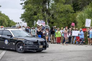 Foto de archivo de activistas asisten a la protesta 'Detén Alcatraz de los Aligátores' frente a la entrada del Aeropuerto de Entrenamiento y Transición de Dade-Collier en Ochopee, Florida. EFE/CRISTOBAL HERRERA-ULASHKEVICH