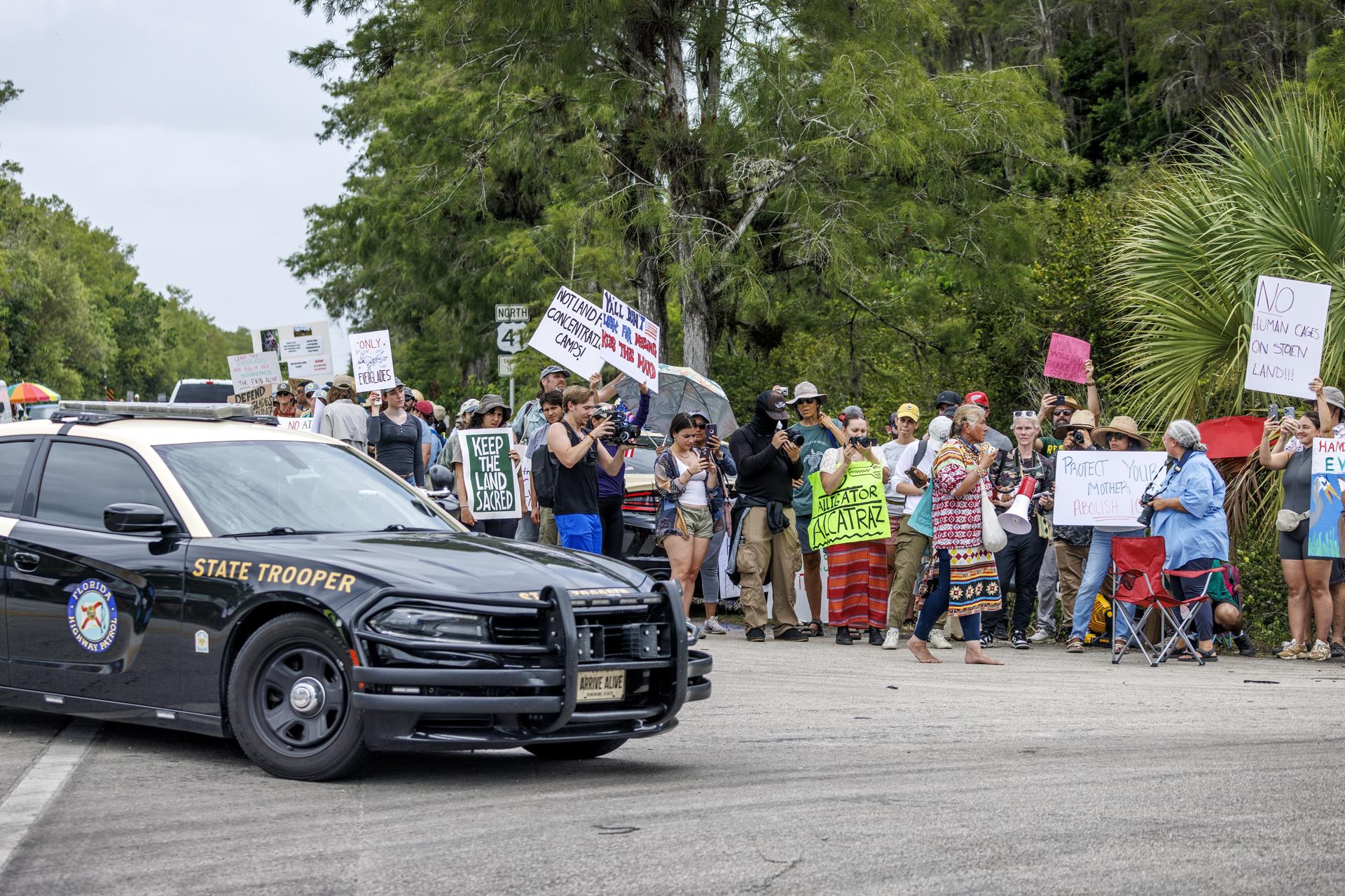 Foto de archivo de activistas asisten a la protesta 'Detén Alcatraz de los Aligátores' frente a la entrada del Aeropuerto de Entrenamiento y Transición de Dade-Collier en Ochopee, Florida. EFE/CRISTOBAL HERRERA-ULASHKEVICH