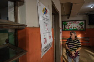 Una mujer hace fila en un centro electoral este domingo en Maracaibo (Venezuela). EFE/ Henry Chirinos