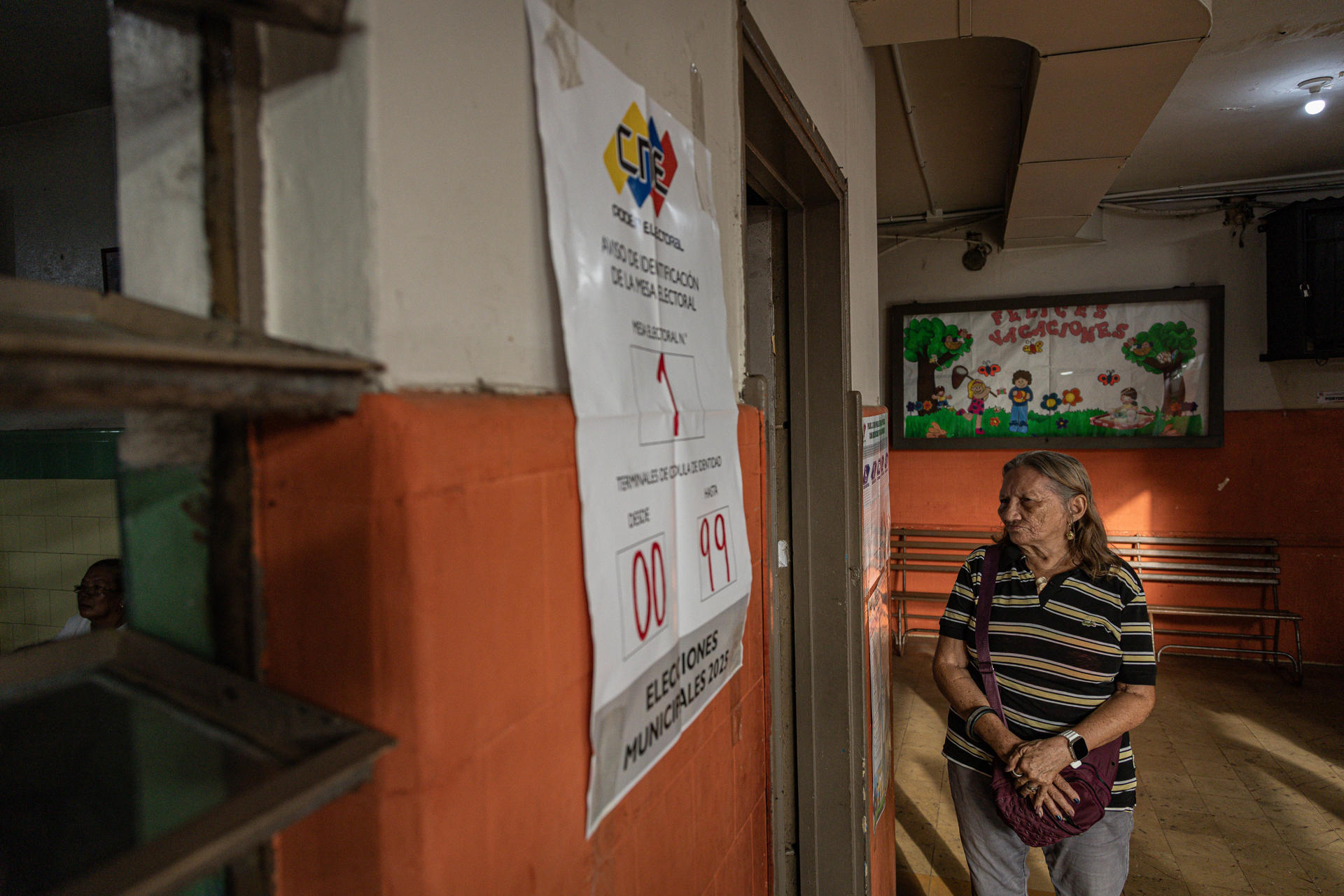 Una mujer hace fila en un centro electoral este domingo en Maracaibo (Venezuela). EFE/ Henry Chirinos