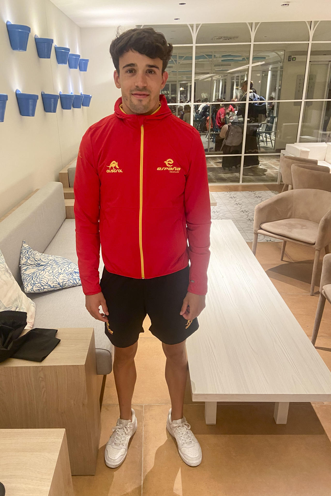 El valenciano David Cantero, que este sábado acabó octavo la prueba del Mundial de Hamburgo (Alemania), en una foto de archivo en la localidad española de Torremolinos (Málaga), tras proclamarse campeón del mundo sub'23 de triatlón. EFE/Adrián R. Huber