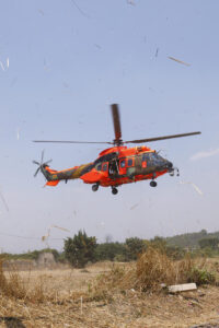 Un helicóptero de la Unidad Militar de Emergencias (UME), que ya está trabajando bajo la dirección de los Bomberos en la extinción del incendio forestal de alta intensidad iniciado ayer en Paüls (Tarragona) llega al centro de mando de los Bomberos en Tortosa (Tarragona). EFE/ Quique García