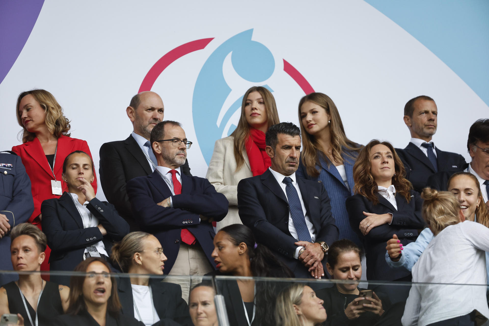 La princesa Leonor y la infanta Sofia, acompañadas por el presidente de la Federación Española de Fútbol, Rafael Louzán (2i), en el palco de autoridades antes del inicio del encuentro correspondiente a la final de la Eurocopa Femenina 2025 que disputan este domingo España e Inglaterra en el St. Jakob Park de Basilea (Suiza). EFE/ Ana Escobar.