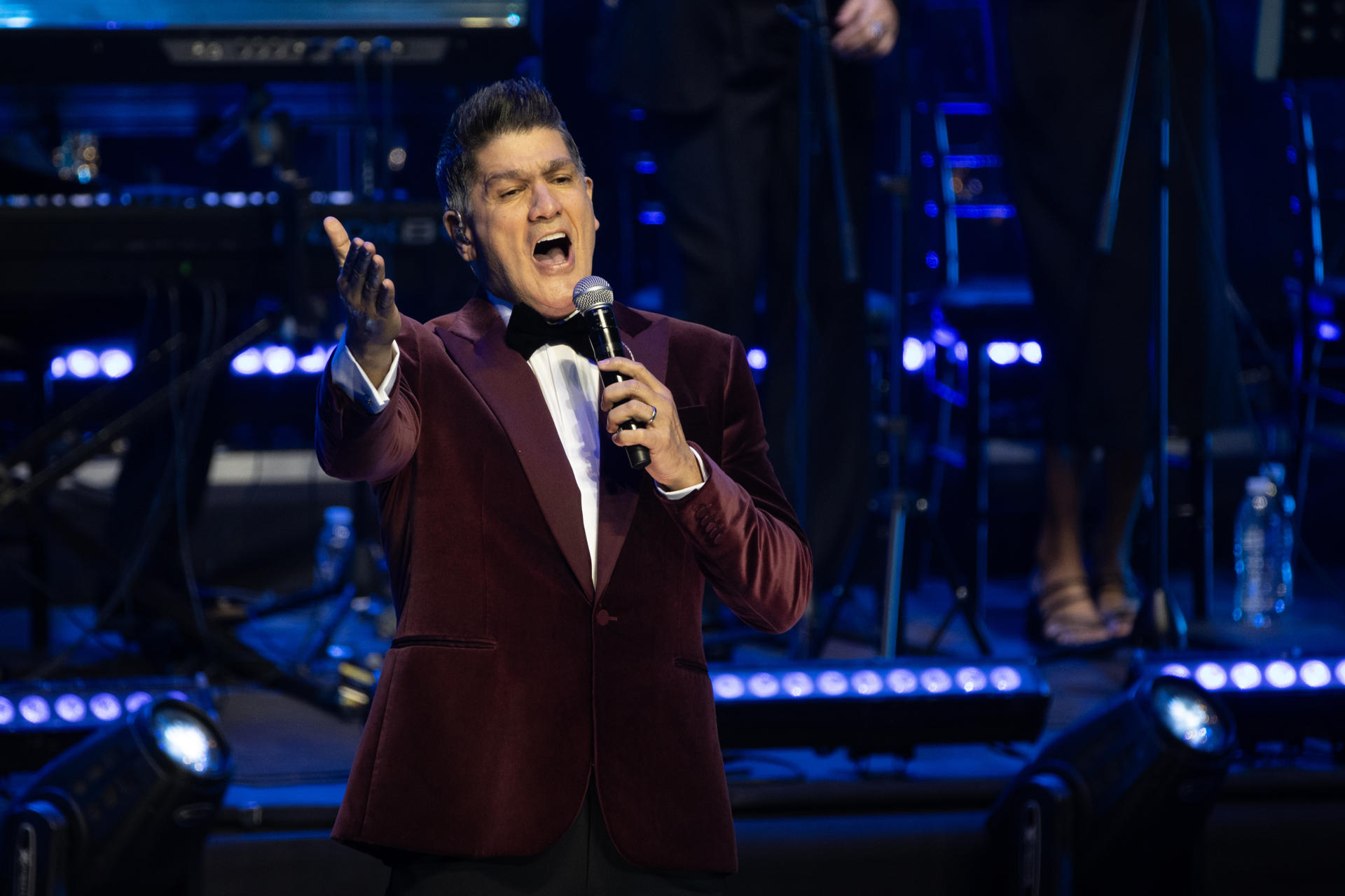 El cantante Eddy Herrera participa en el concierto "Rubby Pérez infinito" este viernes, en el Teatro Nacional en Santo Domingo (República Dominicana). El famoso merenguero dominicano Rubby Pérez falleció mientras actuaba en la discoteca Jet Set, cuando el techo colapsó provocando el fallecimiento de 236 personas. EFE/Orlando Barría