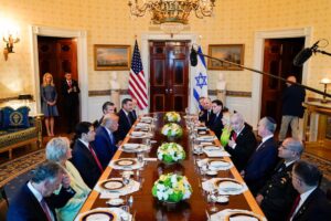 El presidente de EE.UU., Donald Trump (ci) y el primer ministro de Israel, Benjamín Netanyahu (cd), durante una cena en la Casa Blanca, el 7 de julio de 2025. EFE/ALEXANDER DRAGO / POOL