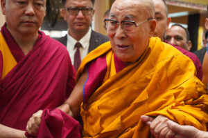DHARAMSHALA (INDIA), 05/07/2025.- El dalái lama llega este sábado al templo principal de Tsuglagkhang, en la ciudad india de Dharamshala, para participar en la ceremonia de larga vida ("tenshug") organizada por la cúpula política y religiosa del Tíbet en el exilio, en la víspera de su 90 cumpleaños. El dalái lama, que mañana cumple 90 años, vaticinó este sábado que espera vivir "otros 30 o 40 años más", una declaración sobre su longevidad que llega en medio de la crisis abierta con China por su sucesión y tras un cónclave de líderes budistas que ha cerrado filas en torno a él. EFE/ Indira Guerrero