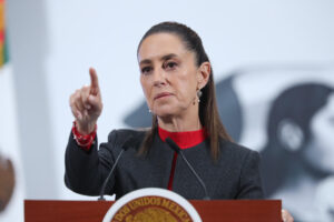 La presidenta de México, Claudia Sheinbaum, habla durante una rueda de prensa este jueves, en el Palacio Nacional, Ciudad de México (México). EFE/Mario Guzmán