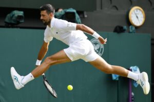 El tenista serbio Novak Djokovicen su partido de cuartos contra el italiano Flavio Cobolli en Wimbledon,  Reino Unido. EFE/EPA/TOLGA AKMEN